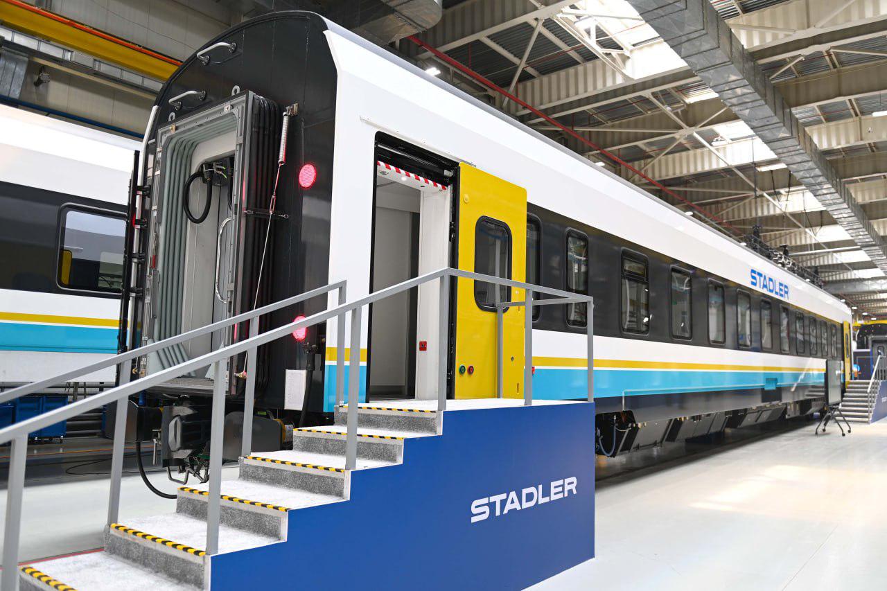 Stadler представил первый собранный в Казахстане вагон