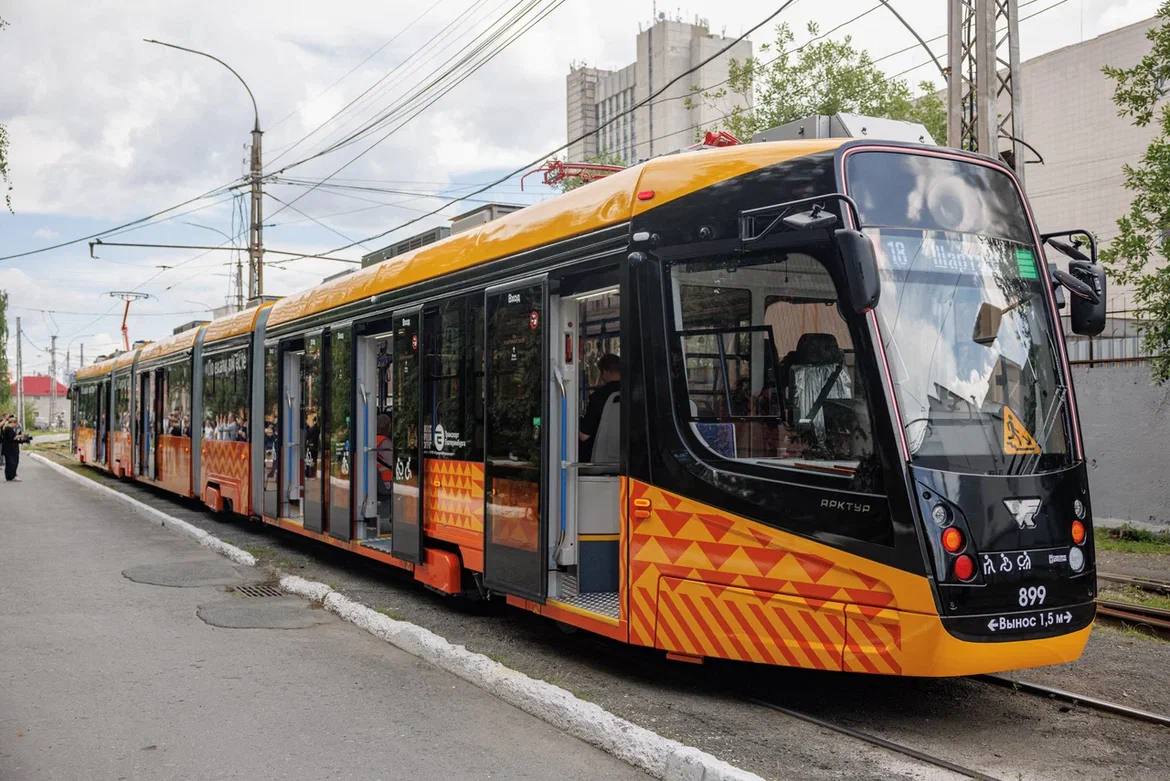 Пятисекционный трамвай УКВЗ представили руководству Екатеринбурга