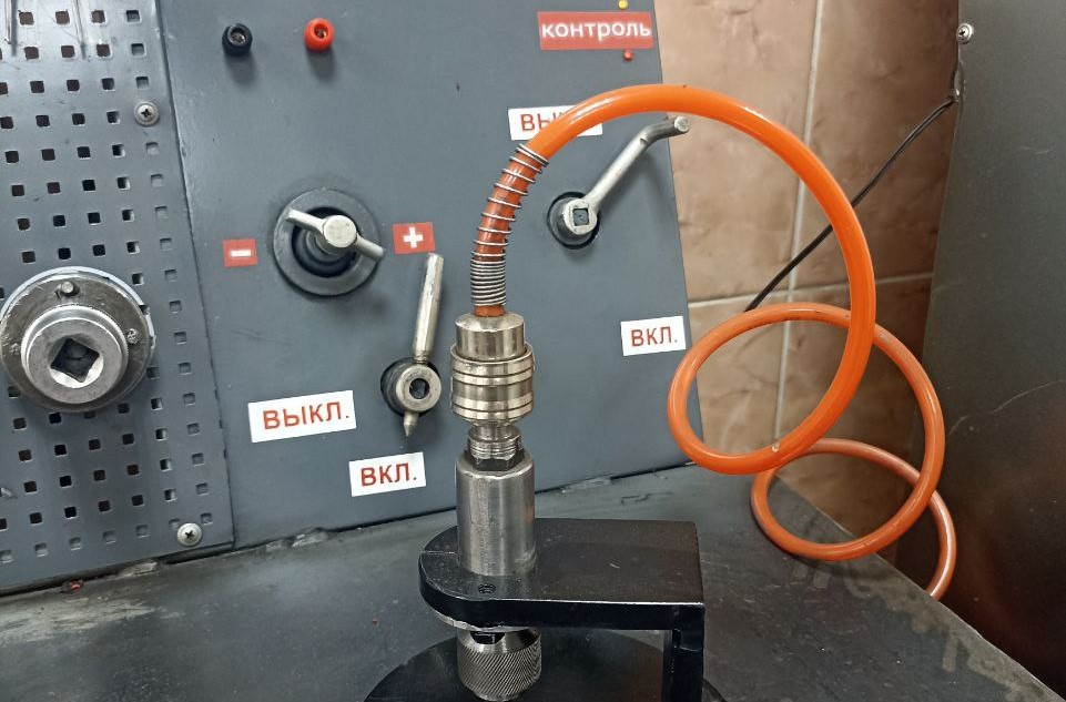 Разработано устройство для проверки усилия сжатия пружины контактного пальца