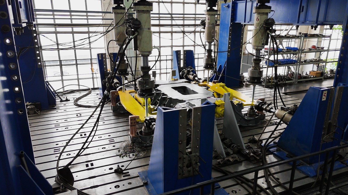 Группа "Синара" испытала раму немоторной тележки высокоскоростного поезда