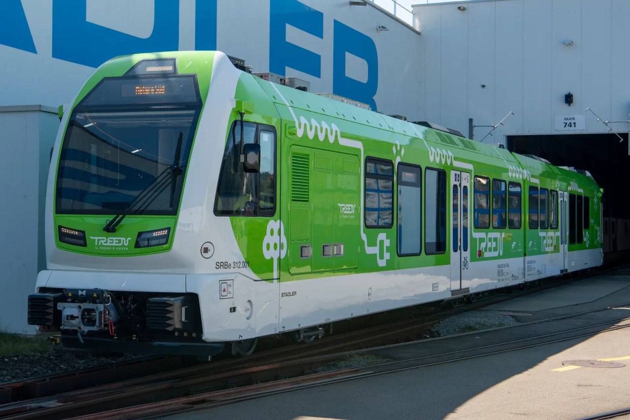 Stadler представила первый в Европе узкоколейный аккумуляторный электропоезд
